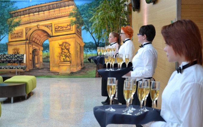 Dinner guests were greeted by hospitality administration students with a flute of champagne.