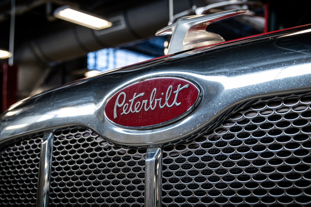 Ivy Tech Fort Wayne’s Diesel Technology program adds Peterbilt Training with new statewide&nbsp;partnership